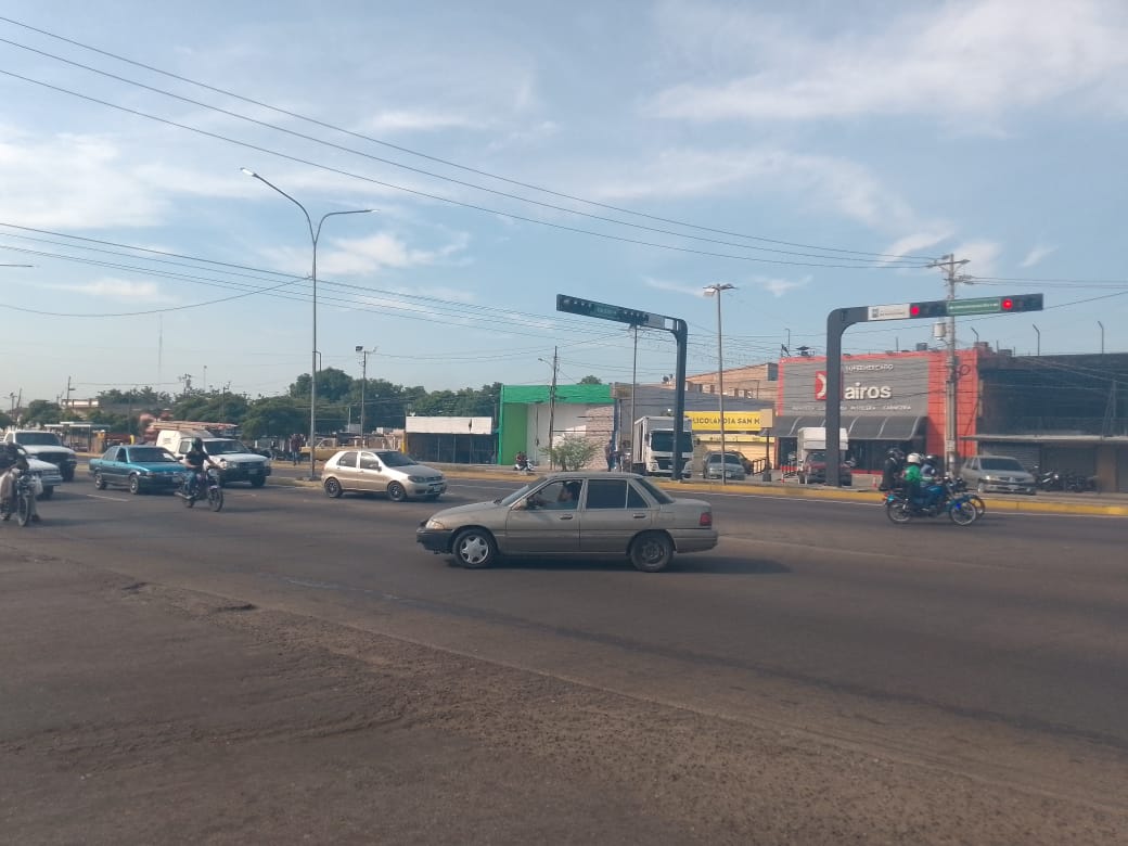 En el semáforo de San Miguel, la vida sigue igual con algunas ausencias