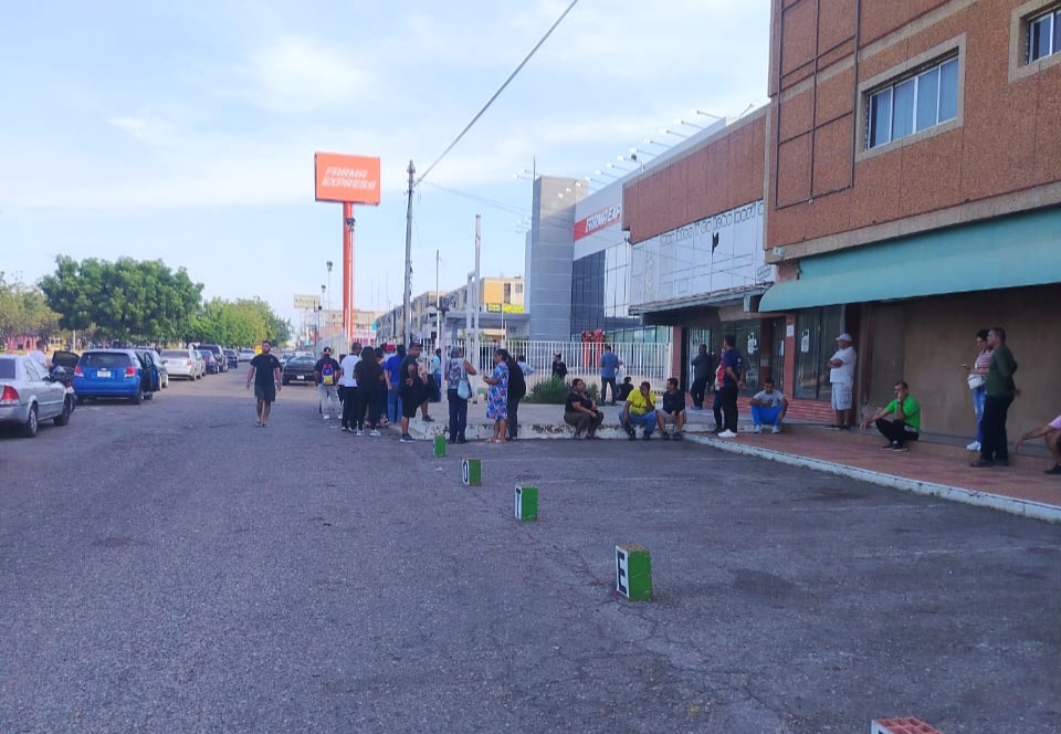 En colas amanecen los marabinos este domingo 4-E