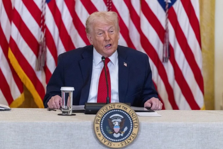 Trump amaga con imponer aranceles a países que rechacen su plan sobre Groenlandia