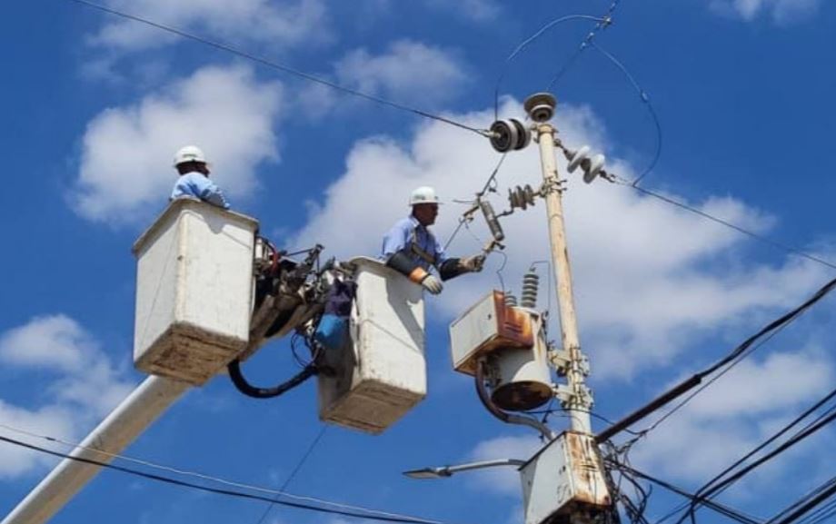 Corpoelec fortalece red de distribución zuliana con instalación de nuevos equipos