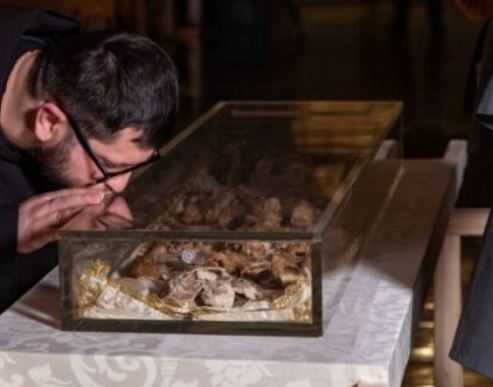 Exponen los restos de San Francisco de Asís 800 años depués en Italia