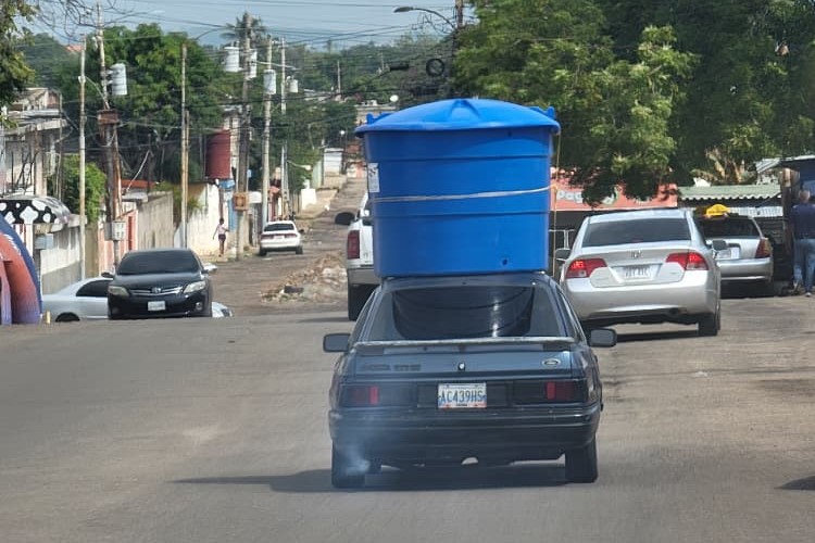 Un tanque con ruedas en el 18 de Octubre
