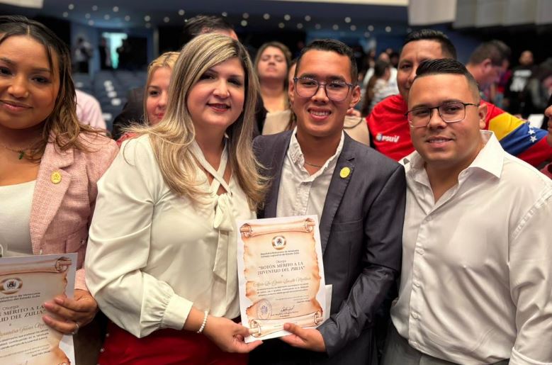 Primera dama Roselyn López de Caldera acompaña a la juventud zuliana en sesión solemne del Clez