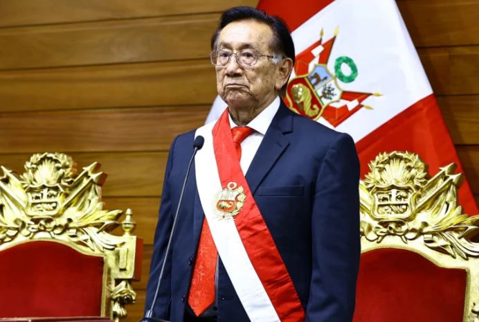 Congreso del Perú elige a José María Balcázar como nuevo presidente interino