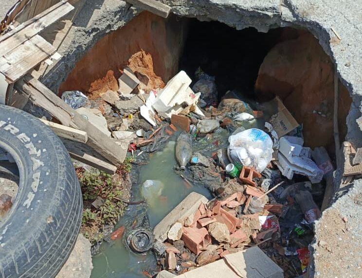Cloaca desbordada amenaza con derrumbar viviendas en Las Corubas: Vecinos piden ayuda