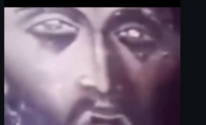 Una fotografía de Jesús abre los ojos