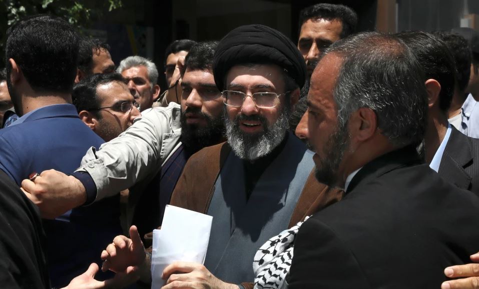 Irán empieza el proceso de elección del nuevo líder supremo: Un hijo del difunto Ali Jamenei es candidato a reemplazarlo