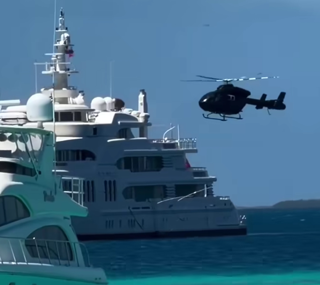 Llegan en helicóptero a un megayate en Los Roques: ¿Serán las Kardashian?
