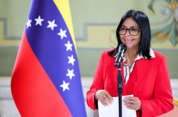 Delcy firma con empresa británica