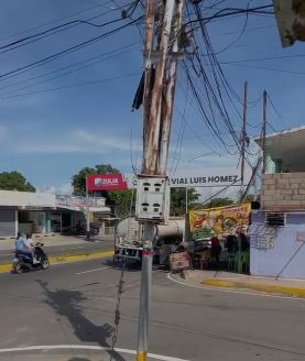 Reportan un poste a punto de colapsar que amenaza la seguridad en Los Altos 1