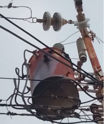 Denuncian riesgo eléctrico en el sector Rey de Reyes: Poste de alta tensión emite aceite caliente