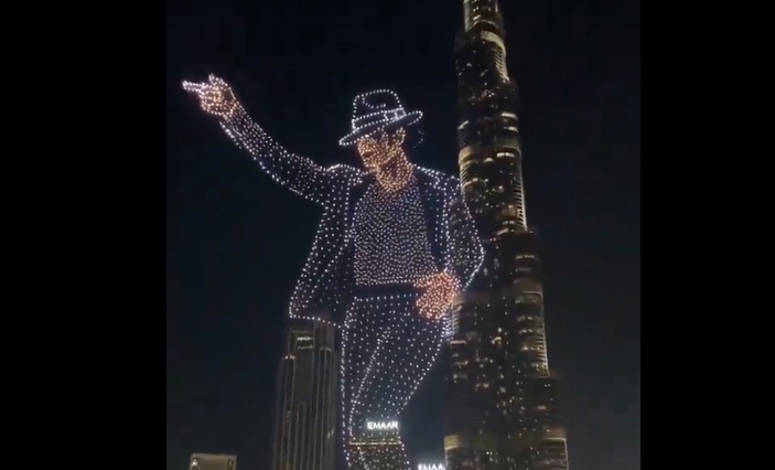 ¡Espectacular! Miles de drones iluminan el cielo de Dubái en un emotivo homenaje a Michael Jackson