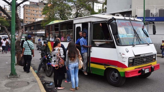 Transportistas anuncian tarifa de pasaje urbano a 0,25 dólares y plan de financiamiento tras reunión con el Ejecutivo nacional