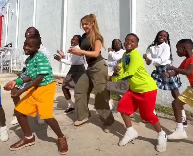 Shakira y los chamitos de Uganda juntos alborotaron las redes