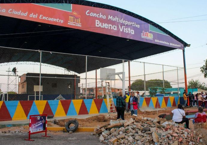 Alcaldía de Maracaibo rehabilita cancha y construye parque infantil en Buena Vista