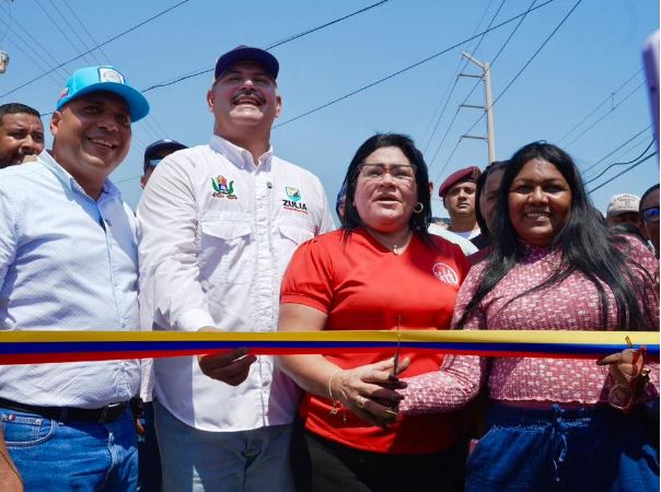 Gobernador Caldera entregó 1.1 kilómetros de asfaltado de la avenida Miraflores de Cabimas