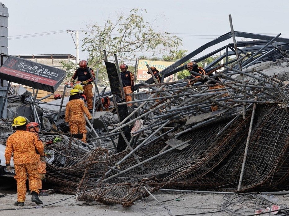 Al menos cuatro muertos y 17 personas desaparecidas dejó el derrumbe de un edificio en construcción en Filipnas
