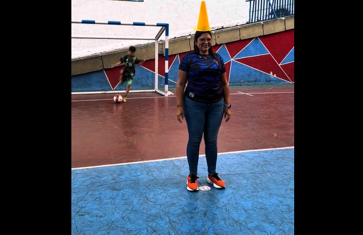 ¿Puntería o fe? El divertido reto de una escuela de futsal que se hizo viral por la reacción de los padres