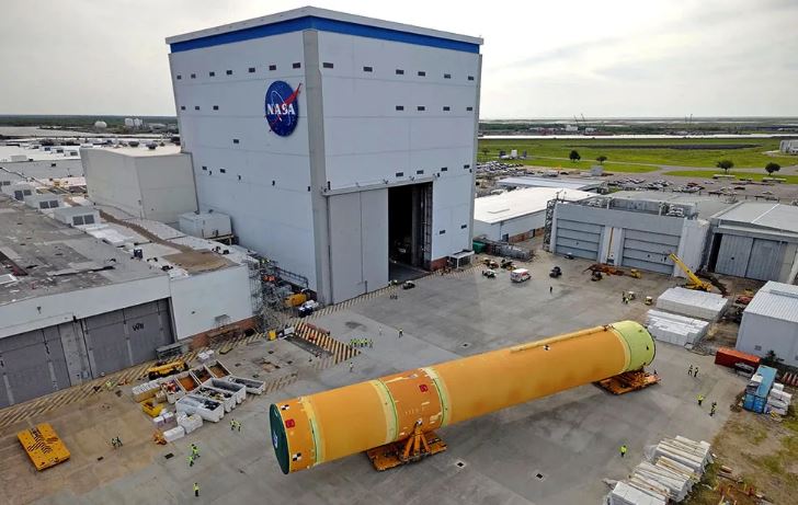 NASA inició el ensamblaje del cohete para la misión Artemis III en Florida