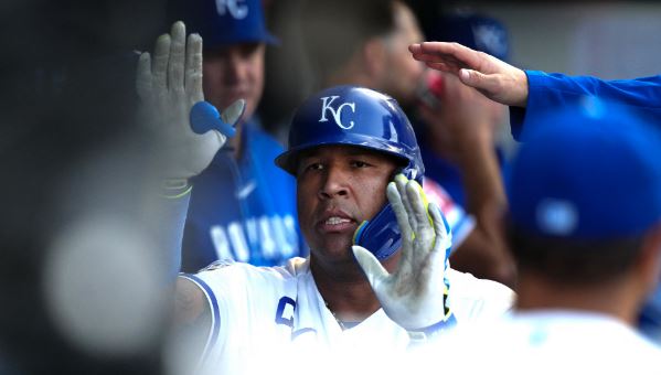 Salvador Pérez igualó la cima de los receptores latinos con más jonrones en MLB
