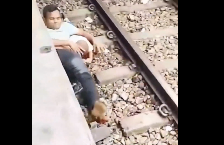 Héroe en las vías: Padre salva a su hijo de morir aplastado por un tren en Bangladesh