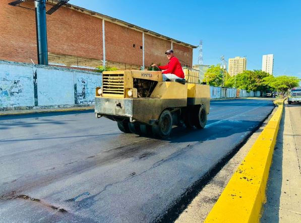 Luis Caldera despliega Plan Estadal de Asfaltadoen la avenida Universidad de Maracaibo