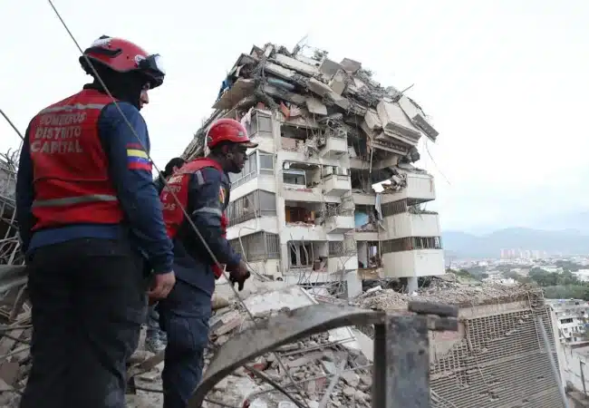 Desde perros rescatistas, alimentos, medicinas, médicos, hasta aviones y hospitales de campaña, recibe el país tras el terremoto