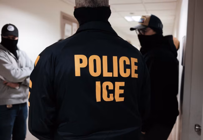 Juez federal bloquea la política de Trump: Prohíbe a los agentes de ICE  realizar arrestos en tribunales de inmigración