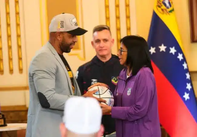 Presidenta (e) Delcy Rodríguez condecoró al baloncesto venezolano y anunció la extensión de la SPB