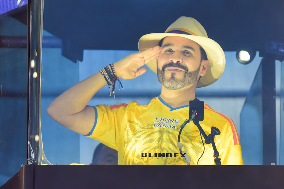 A horas de decidir el rumbo de Colombia, De la Espriella se desmarca del libreto y canta Diomedes Díaz