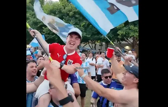 ¡Se volvió loco el banderazo! Hinchas argentinos «adoptan» a un austríaco en Dallas y le cantan que es argentino