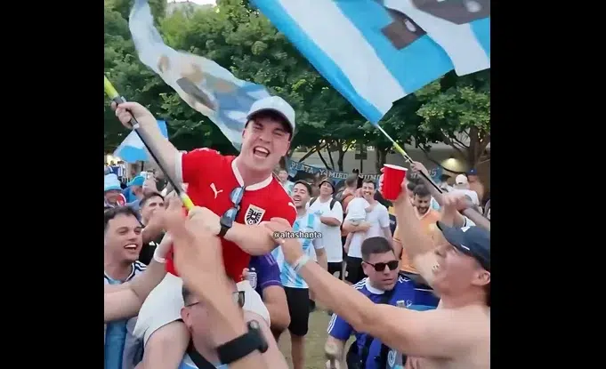 ¡Se volvió loco el banderazo! Hinchas argentinos «adoptan» a un austríaco en Dallas y le cantan que es argentino