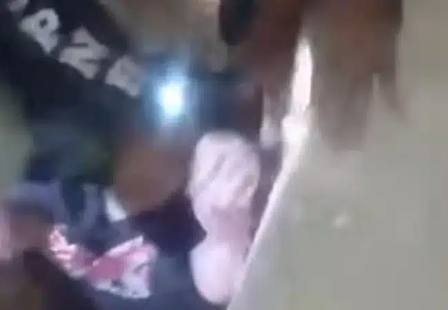 Joven es salvado tras horas bajo los escombros en Caracas