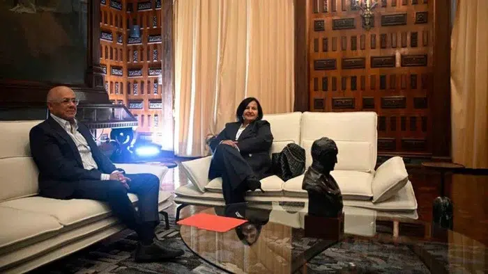 Dinorah Figuera regresa a Venezuela tras ocho años fuera del país y se reúne con Jorge Rodríguez