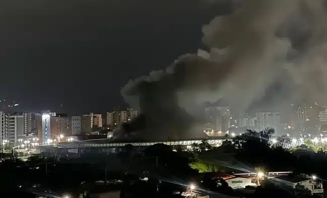 Un cortocircuito provoca gran incendio y destruye el techo de la feria de comida del Sambil Barquisimeto