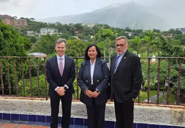 John Barrett tras reunión con Dinorah Figuera: «Seguiremos apoyando los esfuerzos en favor de una reconciliación política»