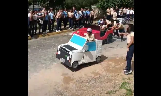 ¡Creatividad sobre ruedas! Estudiantes de bachillerato en Sucre se vuelven virales con su propia carrera de «Fórmula 1» artesanal