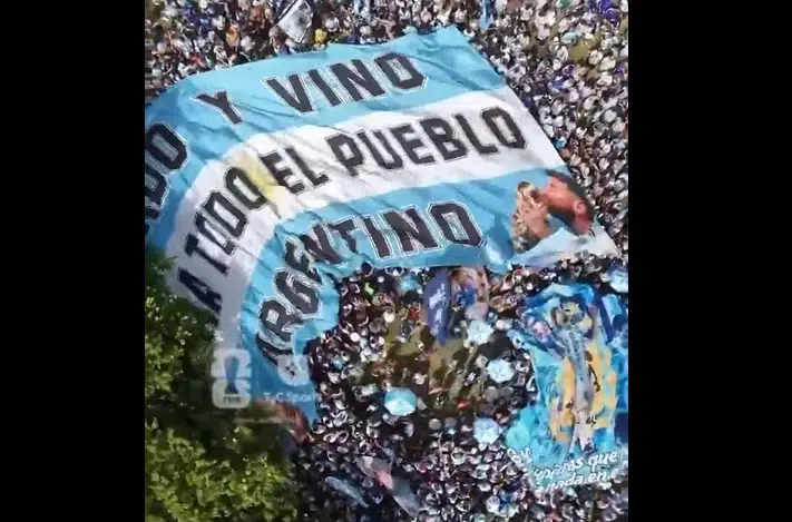 Locura albiceleste en Texas: Aficionados argentinos toman Dallas con un multitudinario «banderazo» previo al choque contra Austria
