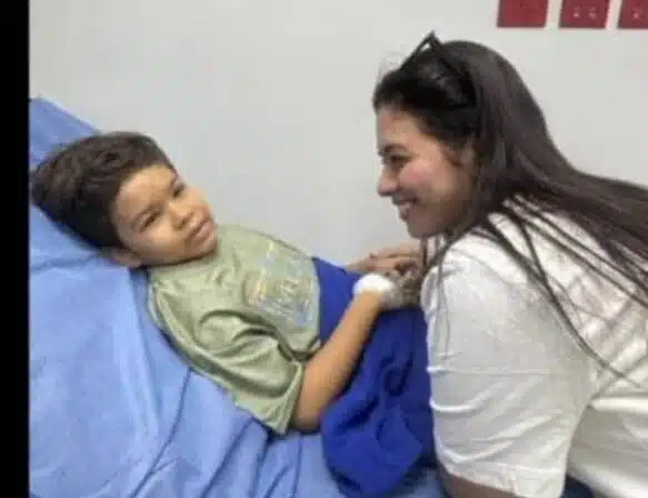 Mateo, el niño rescatado de los escombros en Caracas, ya se encuentra con su padre
