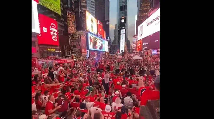 Hinchas de Noruega paralizan Times Square con el tradicional «Remo Vikingo» previo al duelo mundialista ante Senegal
