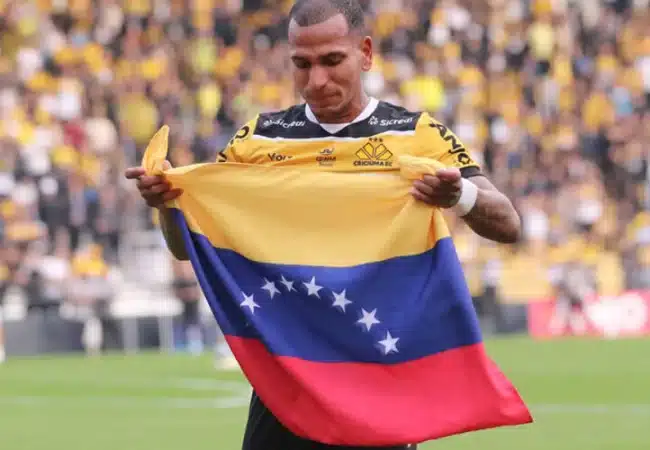 ¡Emotivo! Rómulo Otero abraza la bandera de Venezuela tras anotar gol en Brasil