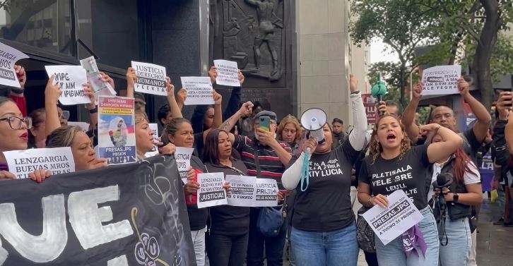 Familiares protestan frente al Ministerio de la Mujer, para exigir que cese la violación de las presas políticas