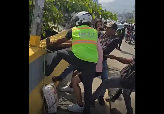 Solidaridad ciudadana toma la iniciativa: Voluntarios civiles lideran el auxilio en La Guaira