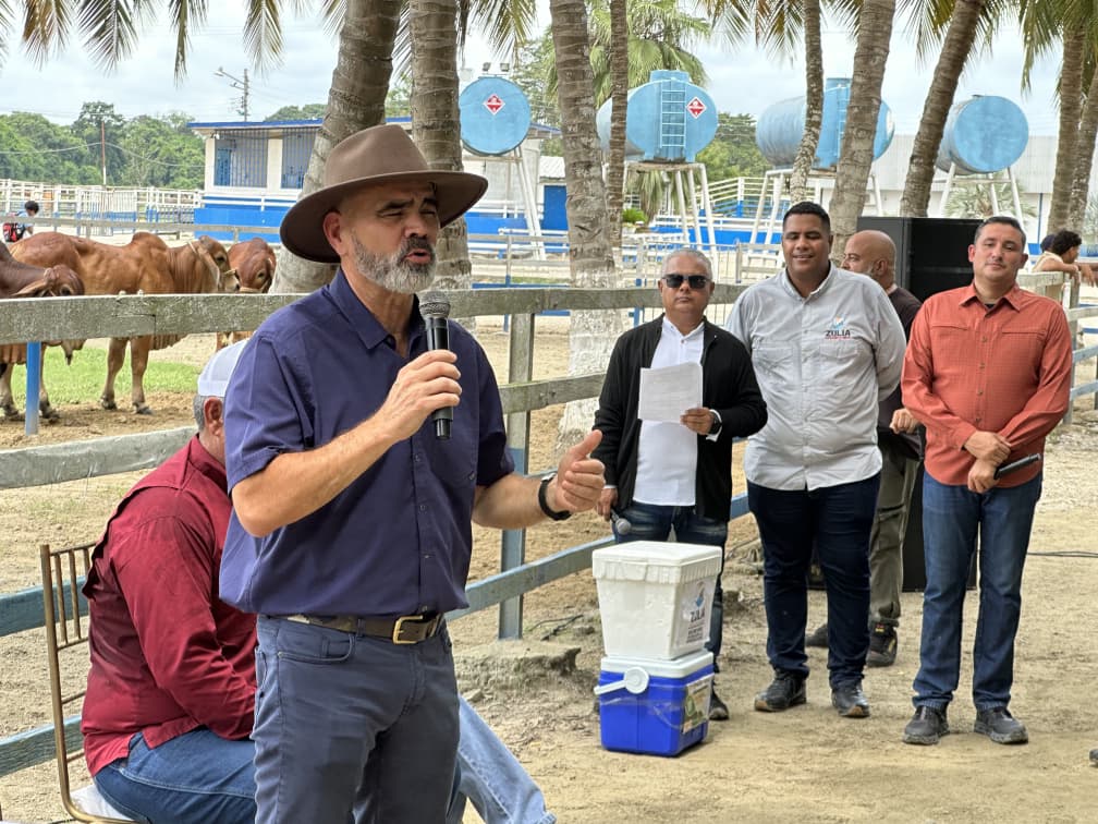 Gobernador Luis Caldera y el ministro Padrino López despliegan el Plan Nacional de Vacunación antiaftosa en el municipio Colón