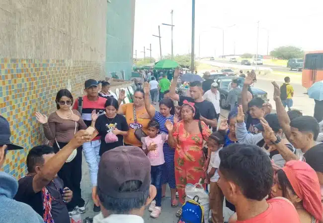 Maracuchos se reúnen en cualquier esquina de la ciudad en una sola oración por Venezuela
