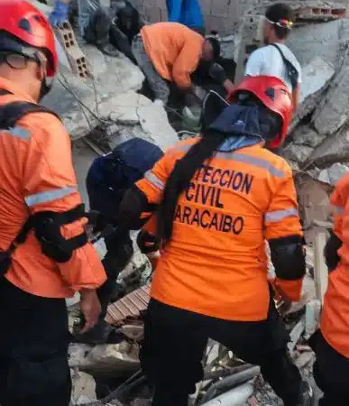Equipo de Protección Civil Maracaibo ayuda en labores de rescate en La Guaira