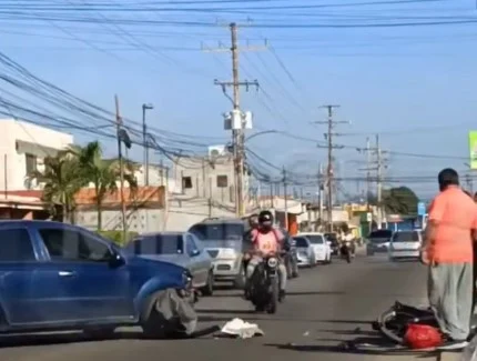 Solo daños materiales: Choque entre carro y moto en Amparo no dejó heridos pero reaviva el debate sobre la seguridad vial