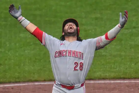 Eugenio Suárez se viste de héroe a los Rojos con un jonrón en el noveno para remontar ante Piratas