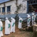 OMS anuncia un plan a gran escala para combatir el ébola