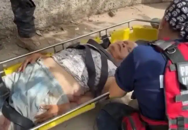Tras el derrumbe, rescatan con vida a una mujer de 82 años: buscan a sus familiares
